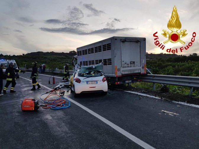 FOTO In un incidente a Siracusa muoiono un dermatologo di Messina