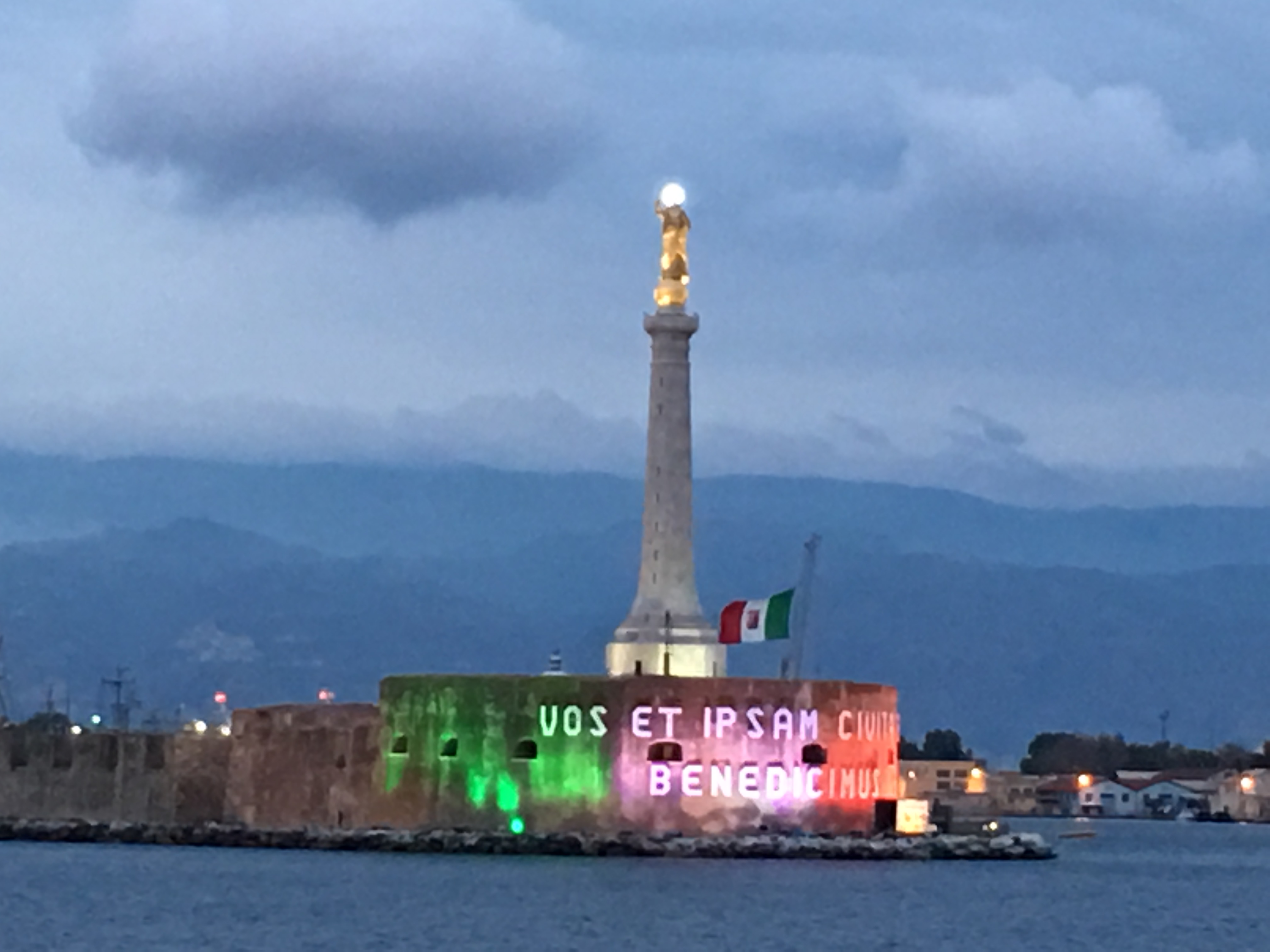 MESSINA: LA MADONNINA SI VESTE DI TRICOLORE PER LA FESTA DELLA